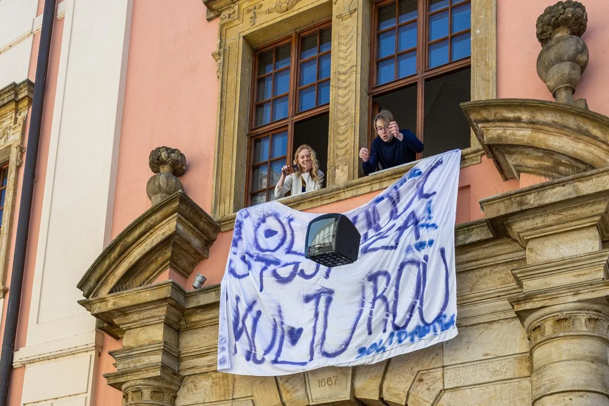 Studenti v Olomouci bránili média. Zachránili i televizi vyhozenou z okna