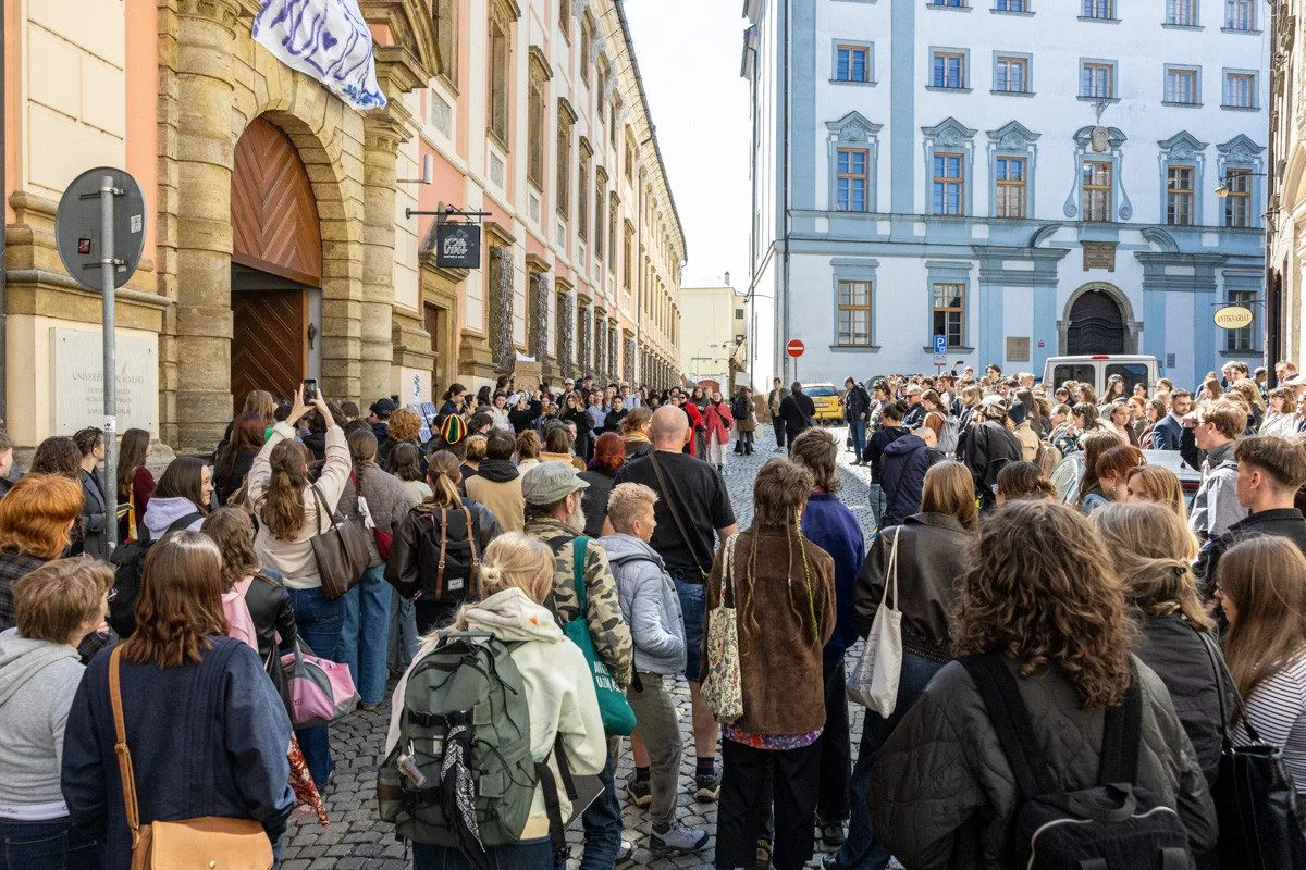 VIDEO, FOTO: Studenti v Olomouci bránili média. Zachránili i televizi vyhozenou z okna