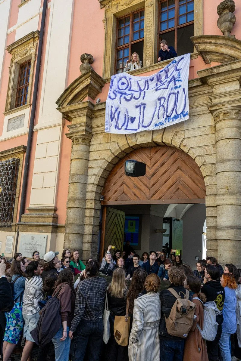 VIDEO, FOTO: Studenti v Olomouci bránili média. Zachránili i televizi vyhozenou z okna