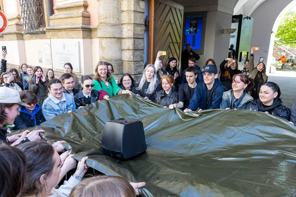 VIDEO, FOTO: Studenti v Olomouci bránili média. Zachránili i televizi vyhozenou z okna