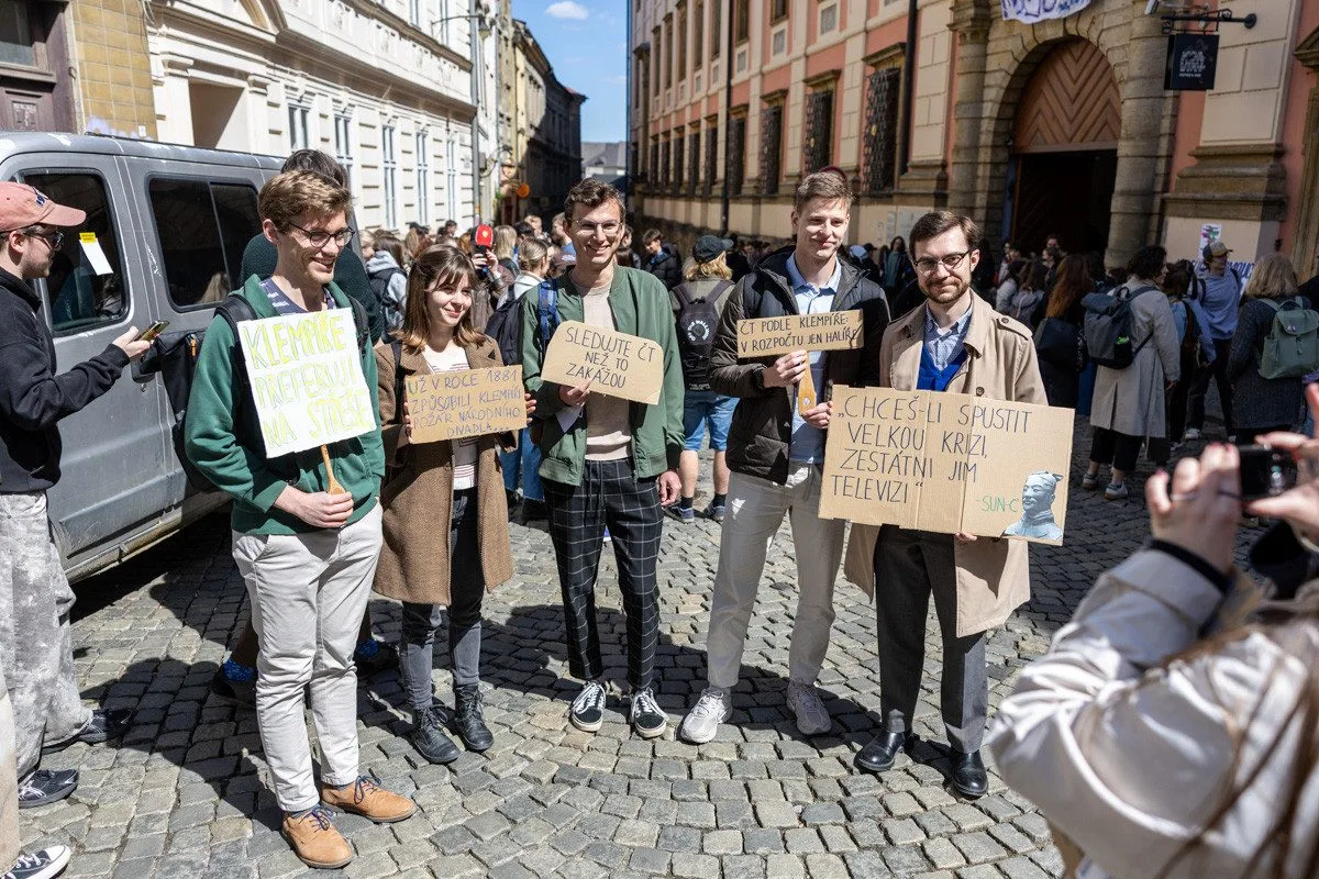 VIDEO, FOTO: Studenti v Olomouci bránili média. Zachránili i televizi vyhozenou z okna