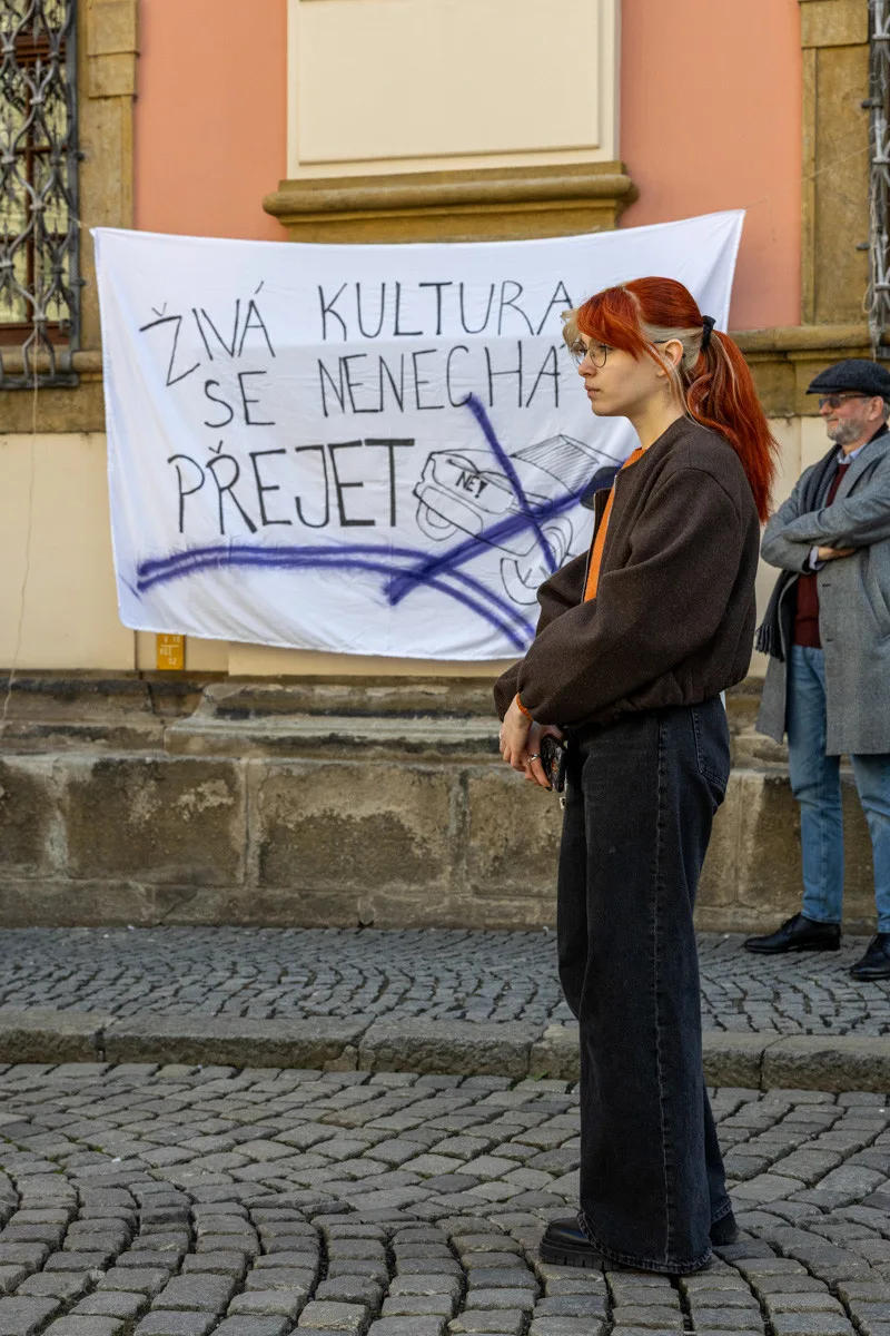 VIDEO, FOTO: Studenti v Olomouci bránili média. Zachránili i televizi vyhozenou z okna