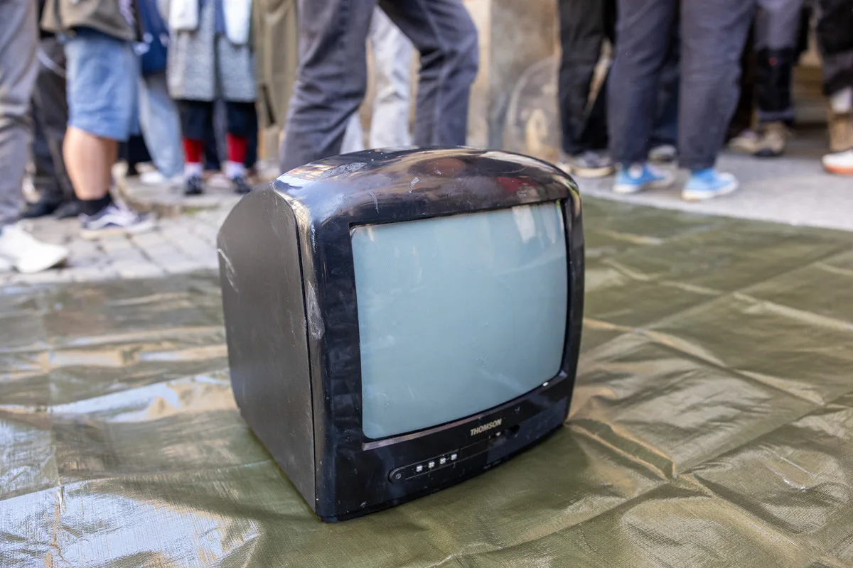 VIDEO, FOTO: Studenti v Olomouci bránili média. Zachránili i televizi vyhozenou z okna