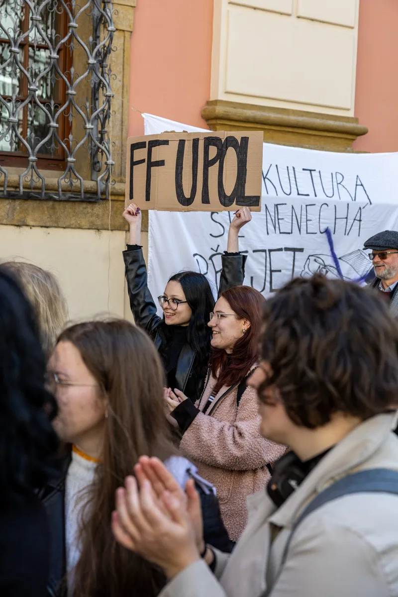 VIDEO, FOTO: Studenti v Olomouci bránili média. Zachránili i televizi vyhozenou z okna