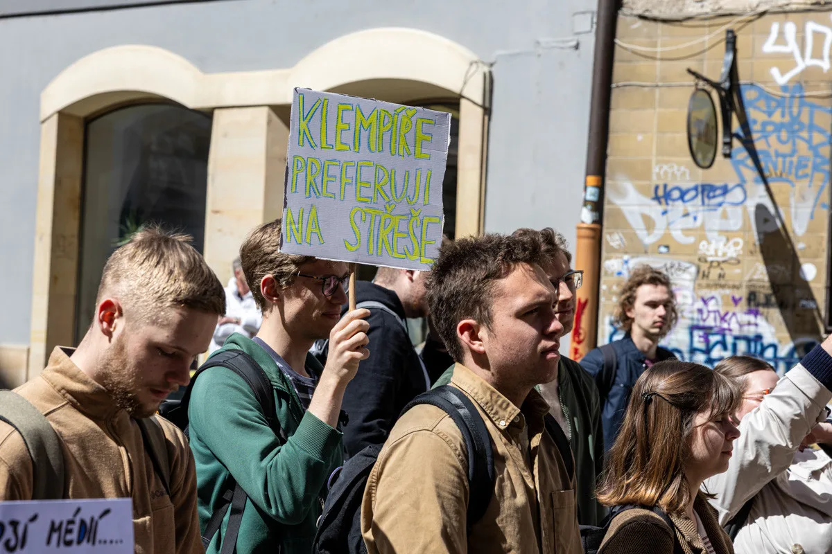 VIDEO, FOTO: Studenti v Olomouci bránili média. Zachránili i televizi vyhozenou z okna