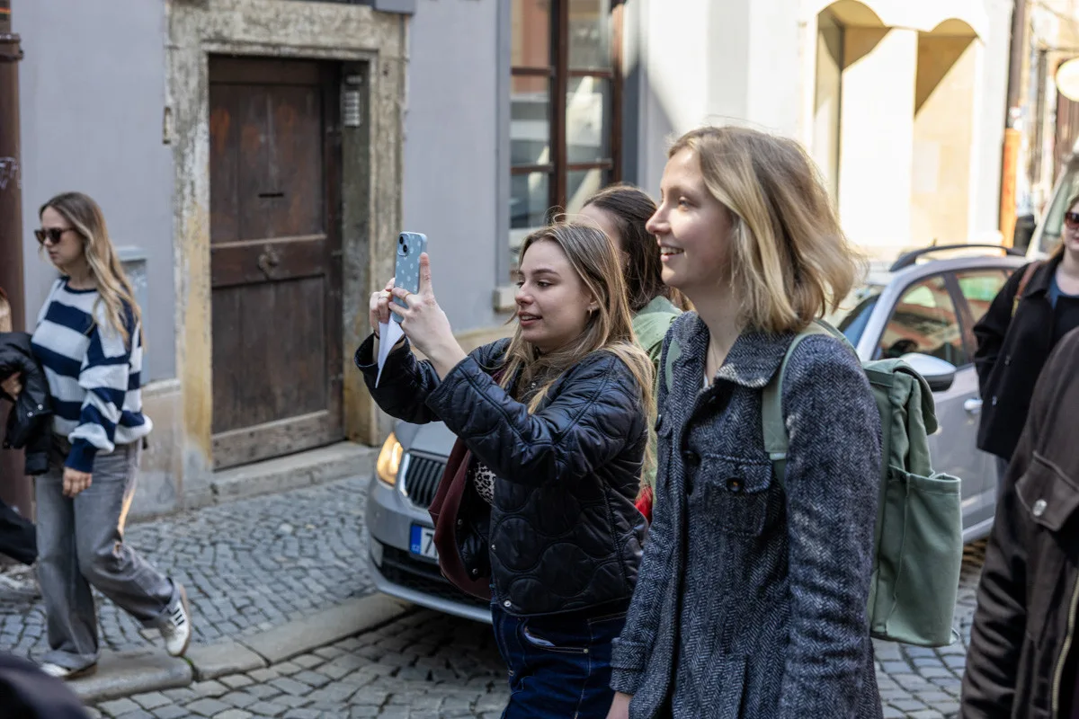 VIDEO, FOTO: Studenti v Olomouci bránili média. Zachránili i televizi vyhozenou z okna