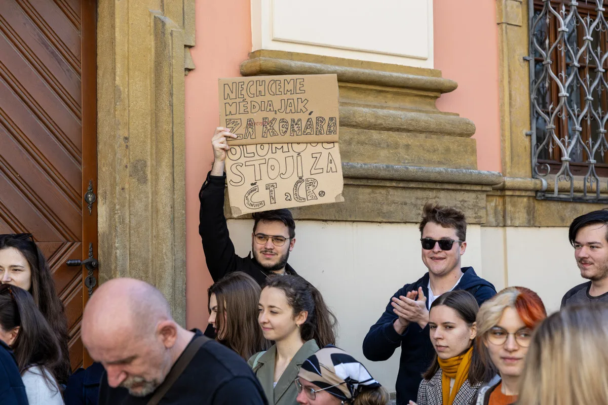 VIDEO, FOTO: Studenti v Olomouci bránili média. Zachránili i televizi vyhozenou z okna