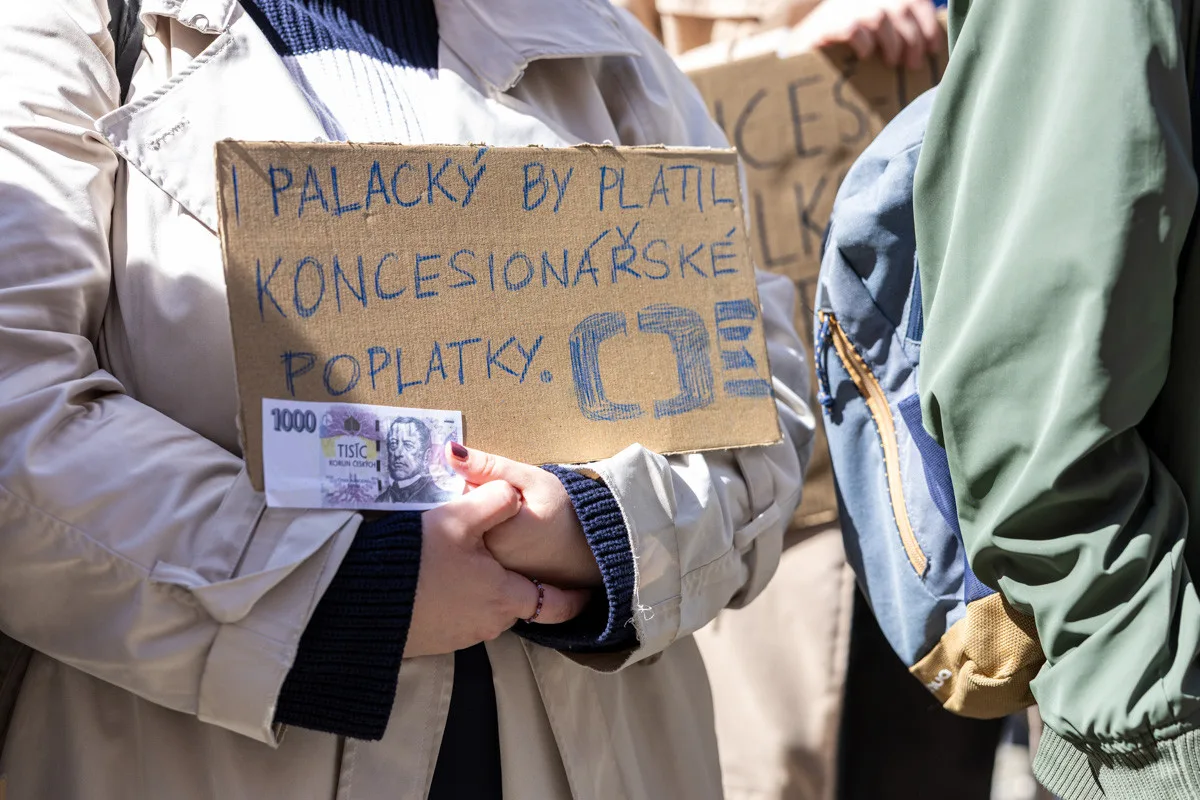 VIDEO, FOTO: Studenti v Olomouci bránili média. Zachránili i televizi vyhozenou z okna