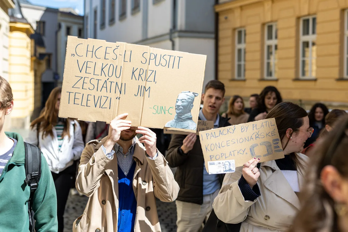 VIDEO, FOTO: Studenti v Olomouci bránili média. Zachránili i televizi vyhozenou z okna