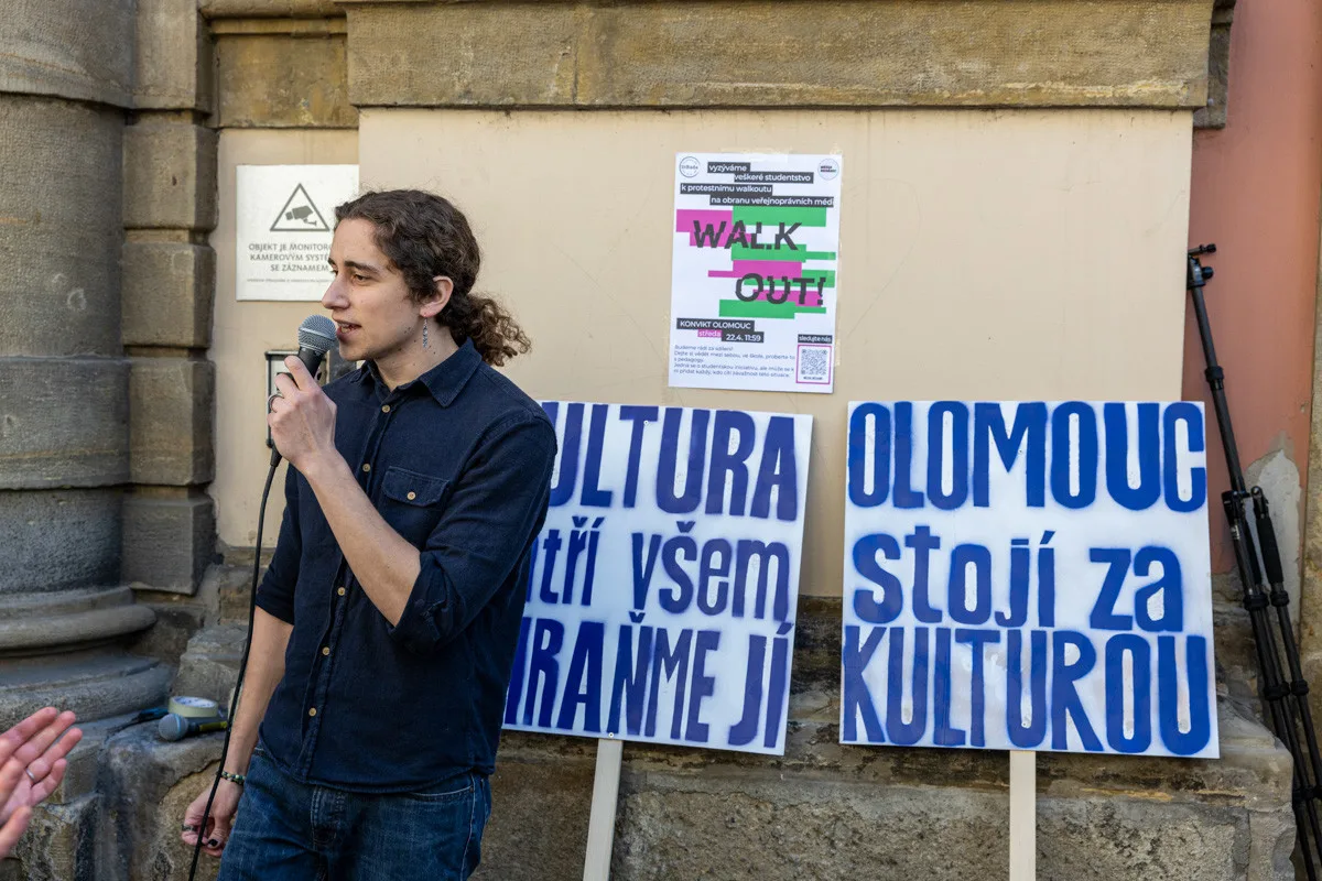 VIDEO, FOTO: Studenti v Olomouci bránili média. Zachránili i televizi vyhozenou z okna