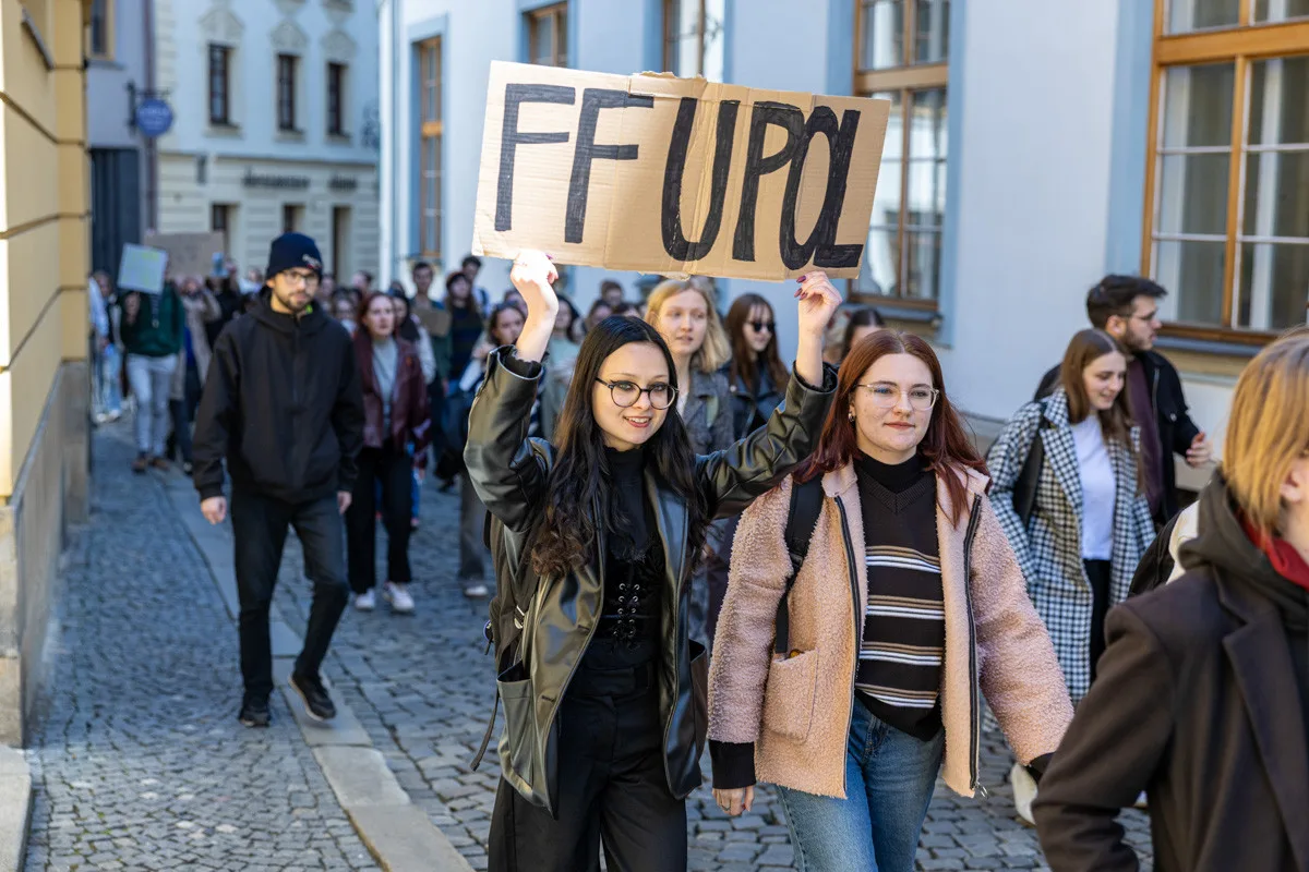 VIDEO, FOTO: Studenti v Olomouci bránili média. Zachránili i televizi vyhozenou z okna