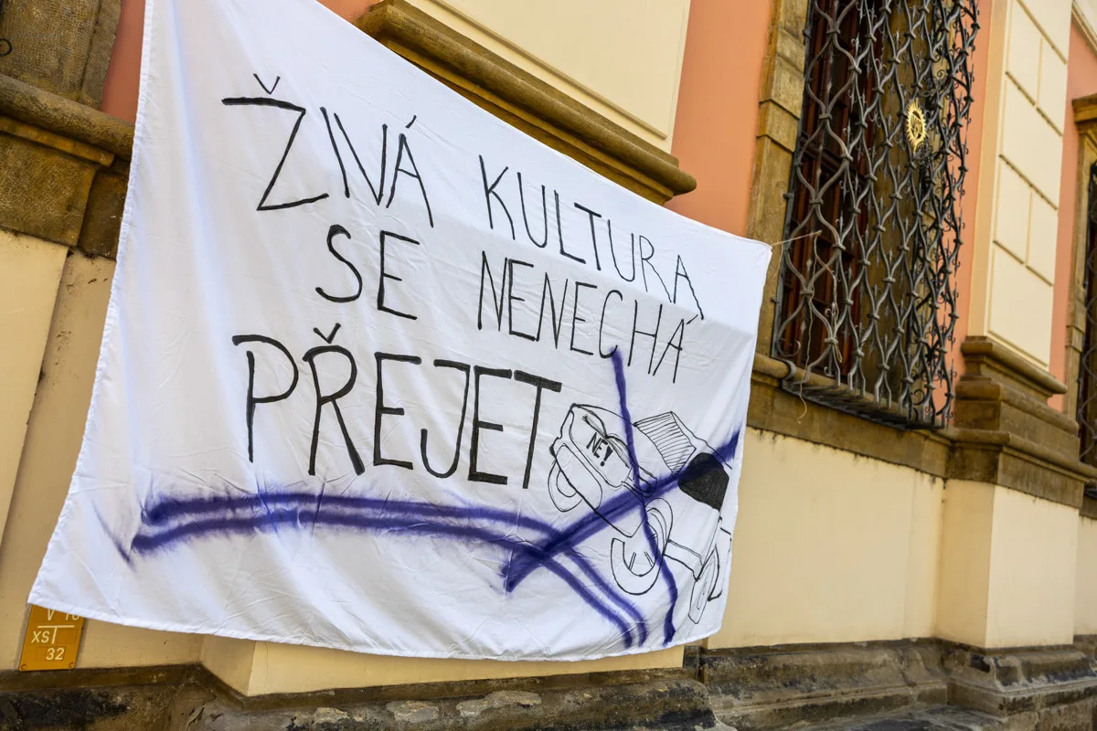 VIDEO, FOTO: Studenti v Olomouci bránili média. Zachránili i televizi vyhozenou z okna