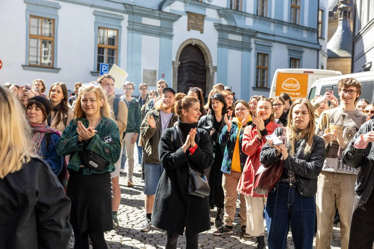 VIDEO, FOTO: Studenti v Olomouci bránili média. Zachránili i televizi vyhozenou z okna