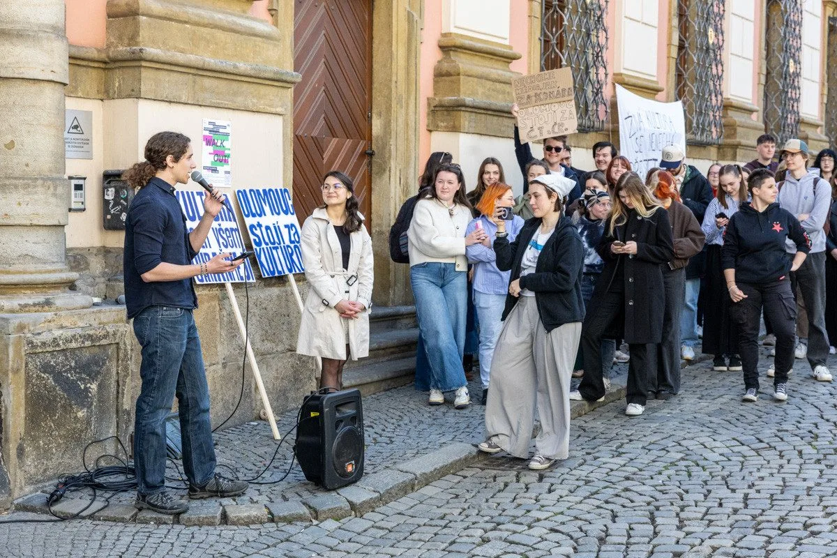 VIDEO, FOTO: Studenti v Olomouci bránili média. Zachránili i televizi vyhozenou z okna