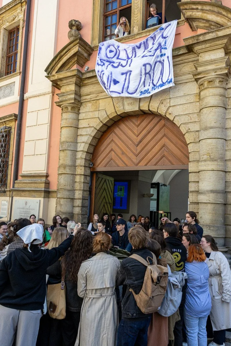 VIDEO, FOTO: Studenti v Olomouci bránili média. Zachránili i televizi vyhozenou z okna