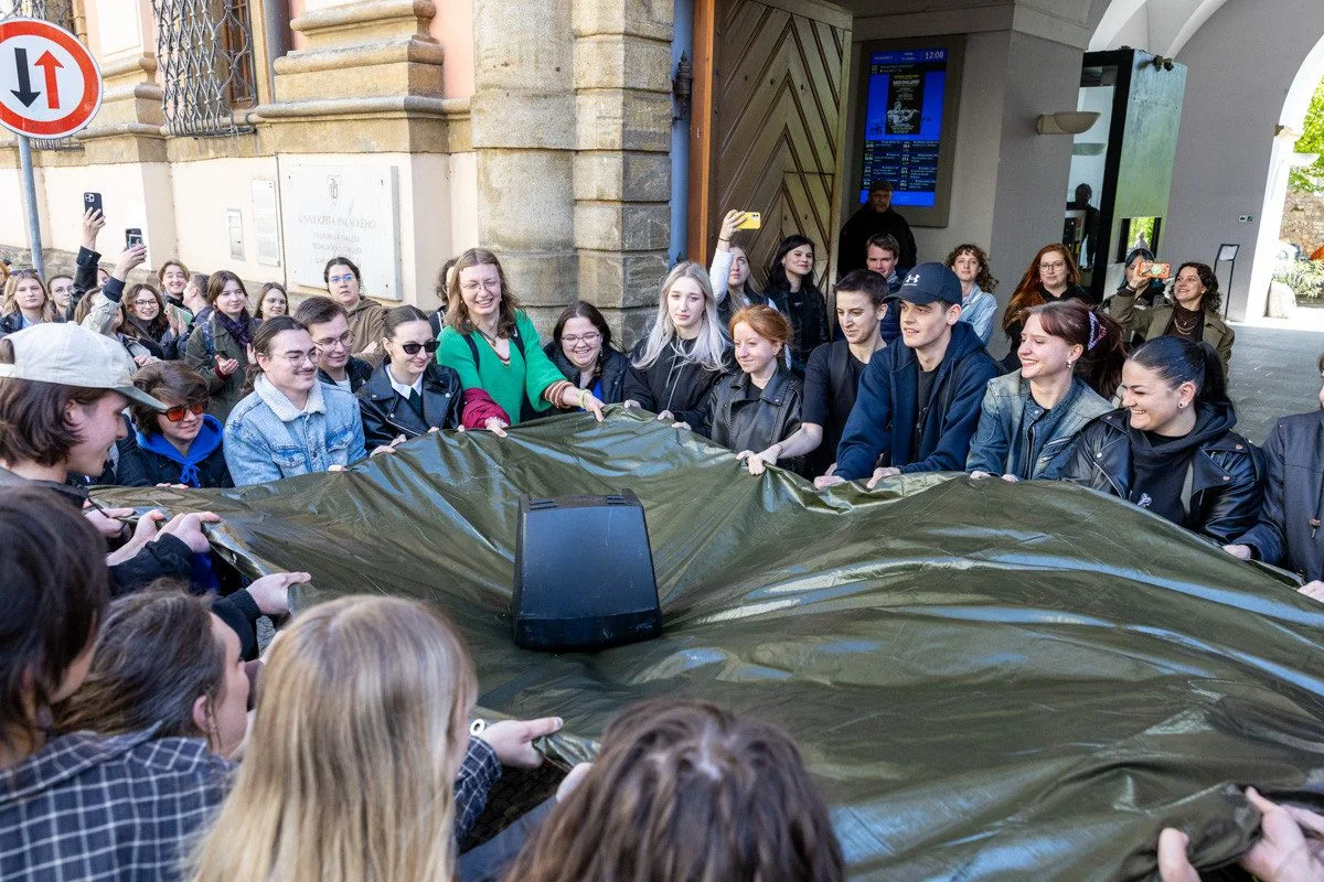 VIDEO, FOTO: Studenti v Olomouci bránili média. Zachránili i televizi vyhozenou z okna