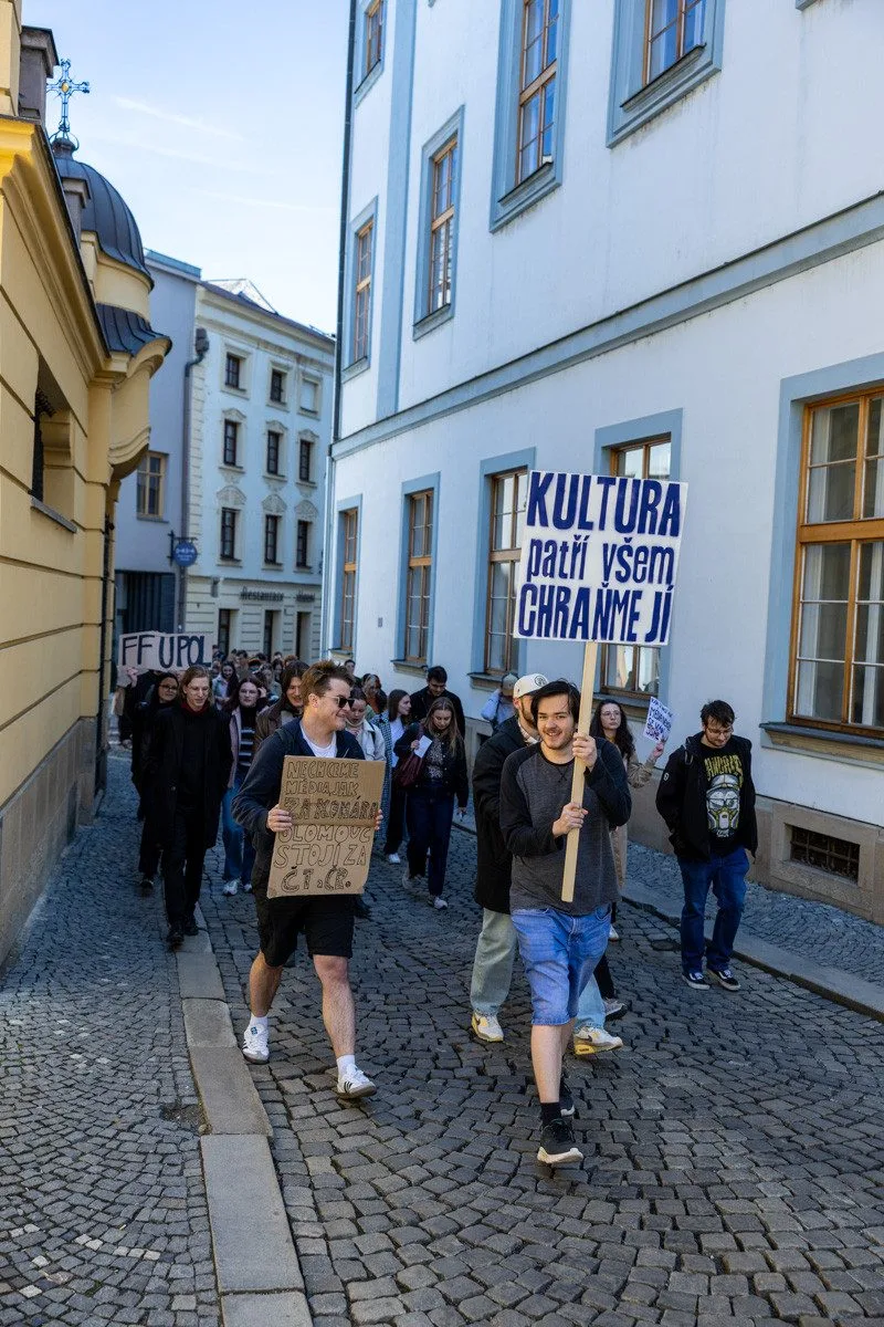 VIDEO, FOTO: Studenti v Olomouci bránili média. Zachránili i televizi vyhozenou z okna