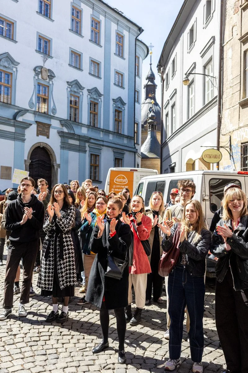VIDEO, FOTO: Studenti v Olomouci bránili média. Zachránili i televizi vyhozenou z okna