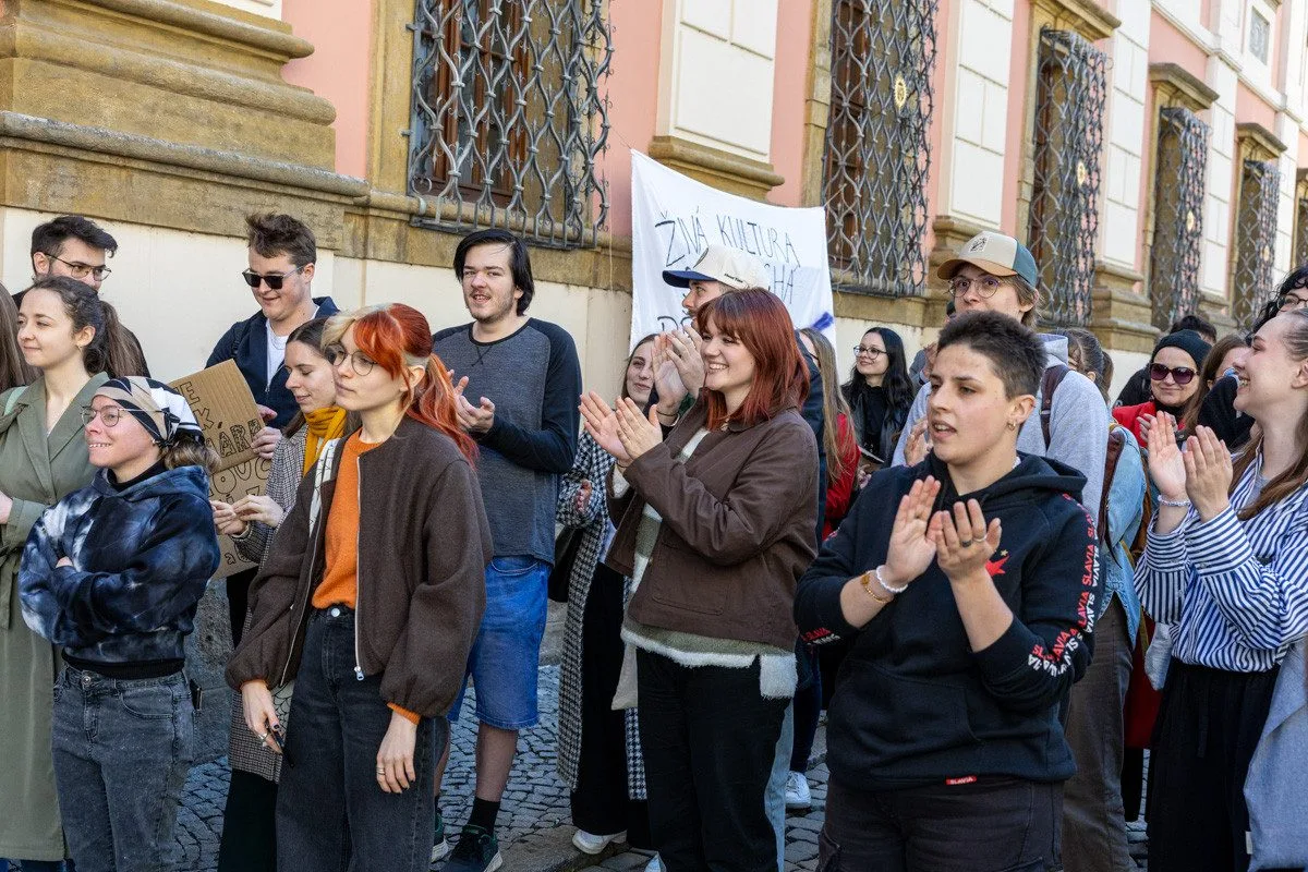 VIDEO, FOTO: Studenti v Olomouci bránili média. Zachránili i televizi vyhozenou z okna