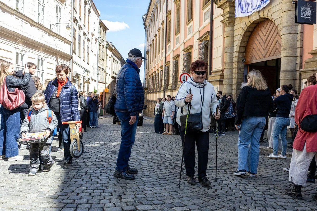 VIDEO, FOTO: Studenti v Olomouci bránili média. Zachránili i televizi vyhozenou z okna