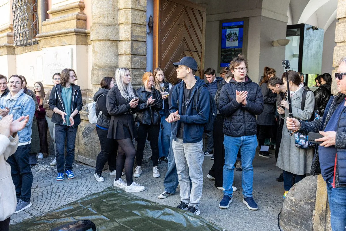 VIDEO, FOTO: Studenti v Olomouci bránili média. Zachránili i televizi vyhozenou z okna