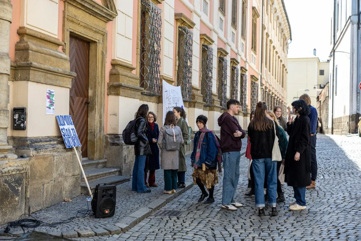 VIDEO, FOTO: Studenti v Olomouci bránili média. Zachránili i televizi vyhozenou z okna