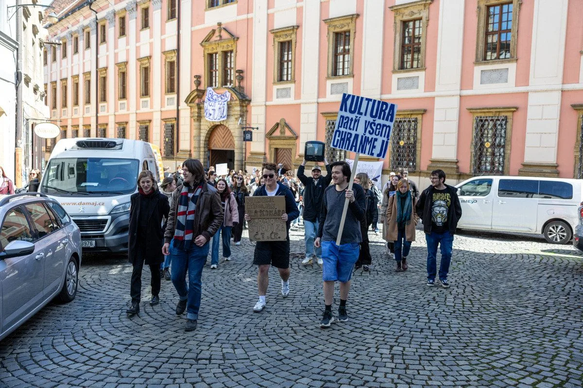 VIDEO, FOTO: Studenti v Olomouci bránili média. Zachránili i televizi vyhozenou z okna