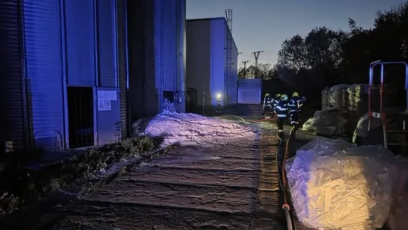 V Lipníku n. Bečvou hořela technologie a silo na výrobu polystyrenu. Škoda bude přes milion