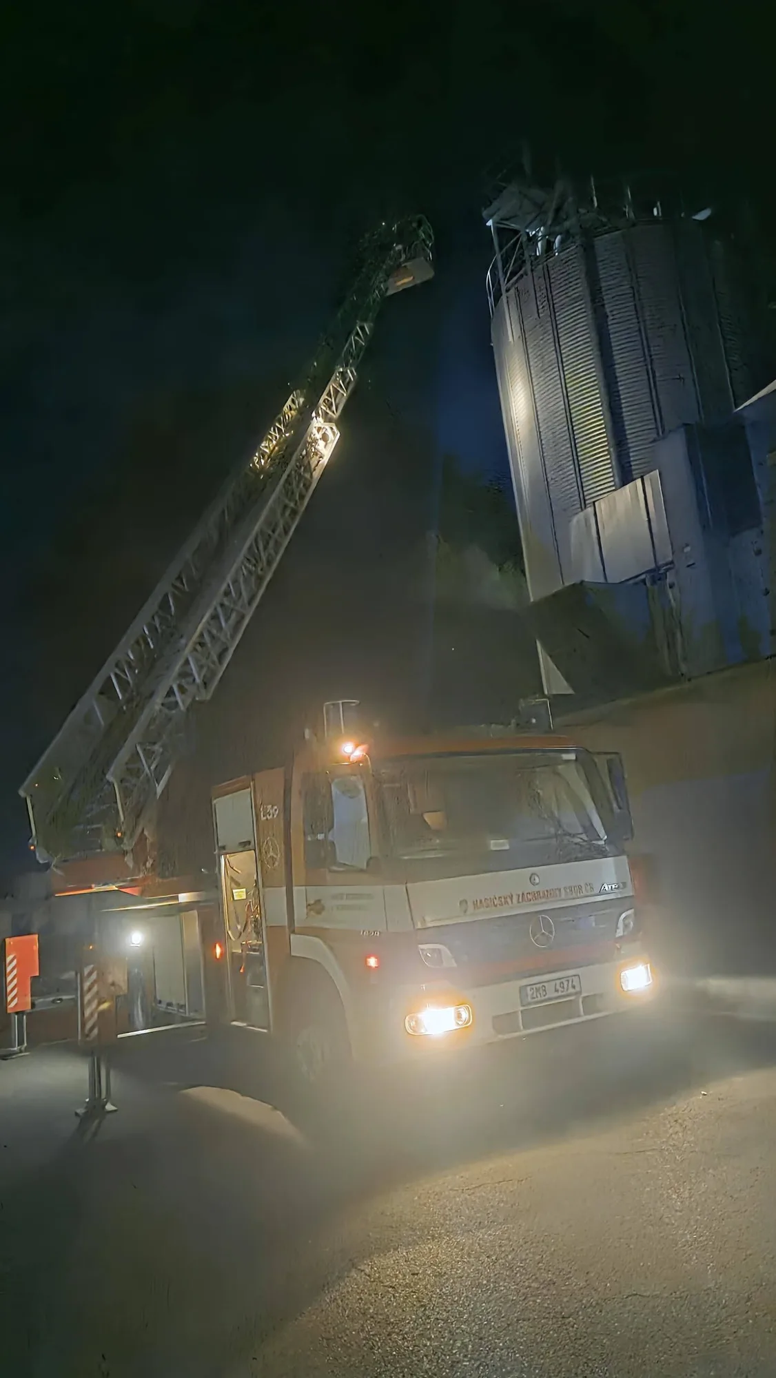 V Lipníku n. Bečvou hořela technologie a silo na výrobu polystyrenu. Škoda bude přes milion