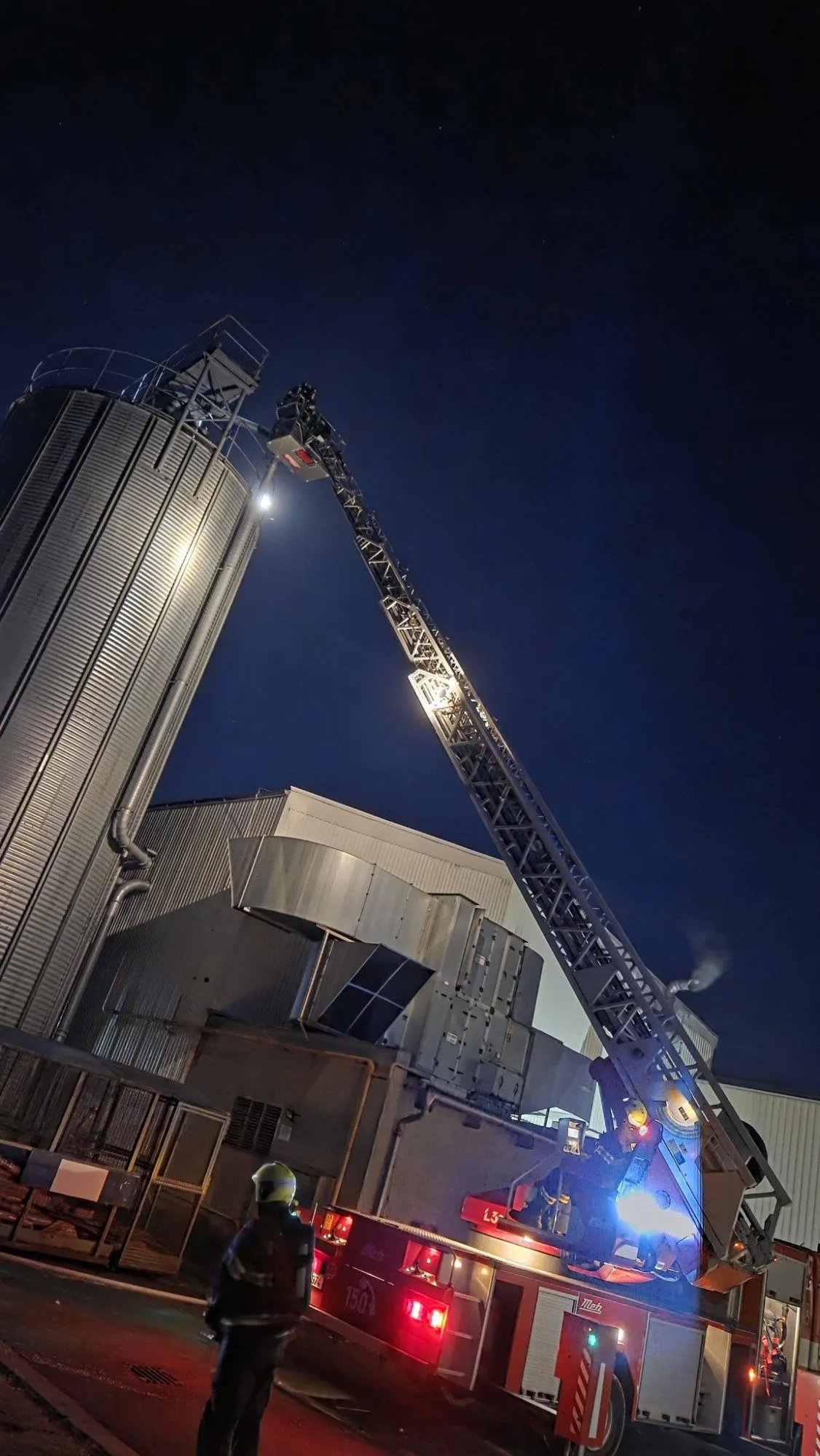 V Lipníku n. Bečvou hořela technologie a silo na výrobu polystyrenu. Škoda bude přes milion