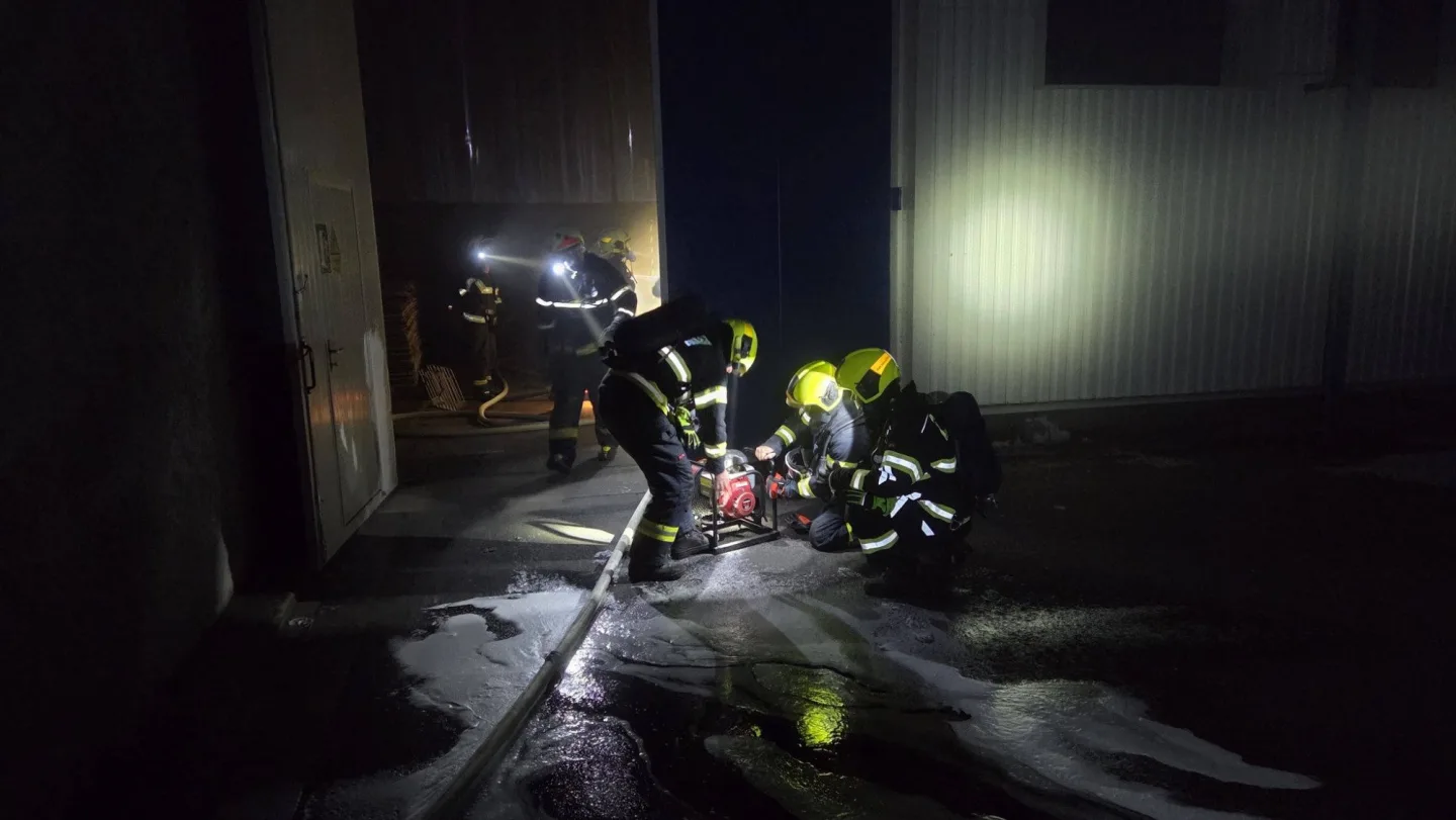 V Lipníku n. Bečvou hořela technologie a silo na výrobu polystyrenu. Škoda bude přes milion
