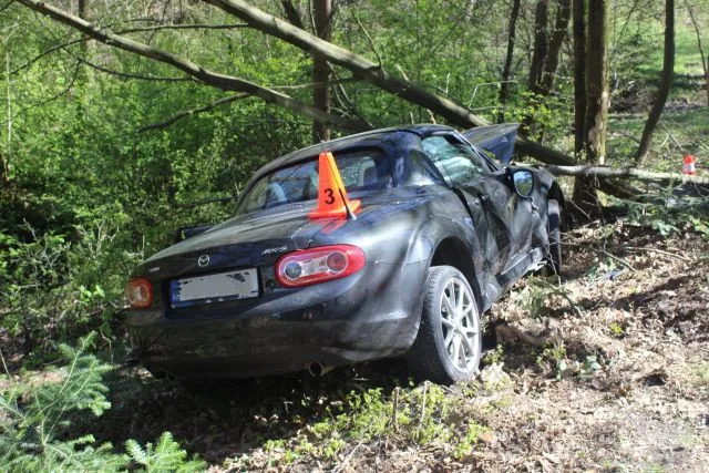 Padesátiletý řidič nezvládl na Přerovsku sporťák a těžce se zranil. Letěl pro něho vrtulník