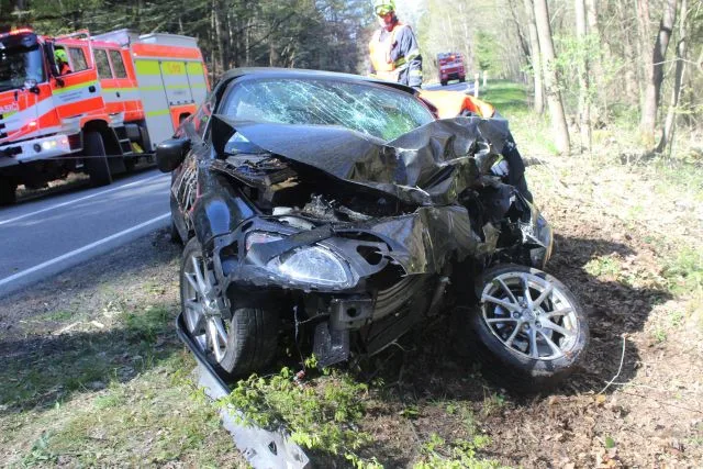 Padesátiletý řidič nezvládl na Přerovsku sporťák a těžce se zranil. Letěl pro něho vrtulník