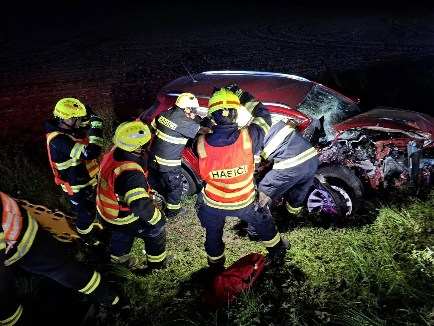 Pět zraněných při vážné nehodě na Přerovsku. V noci se razila tři auta, dvě čelně