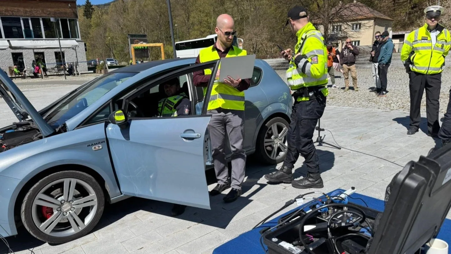 VIDEO: Mobilní hlukoměr na motorkáře. Jako první v zemi ho mají policisté v Jeseníkách