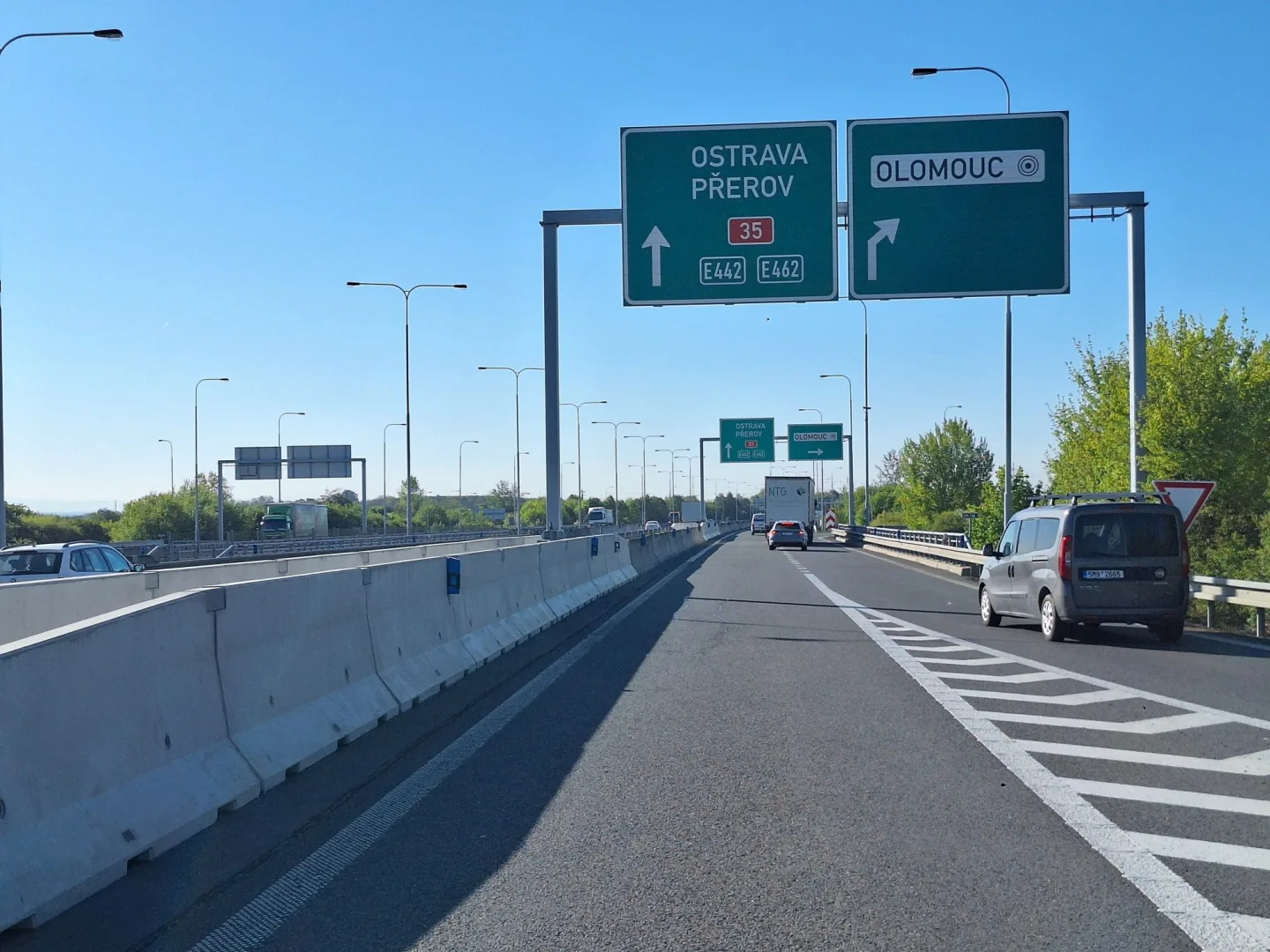 Na dálnici u Olomouce pozor. Silničáři budou opravovat nerovnosti na mimoúrovňové křižovatce