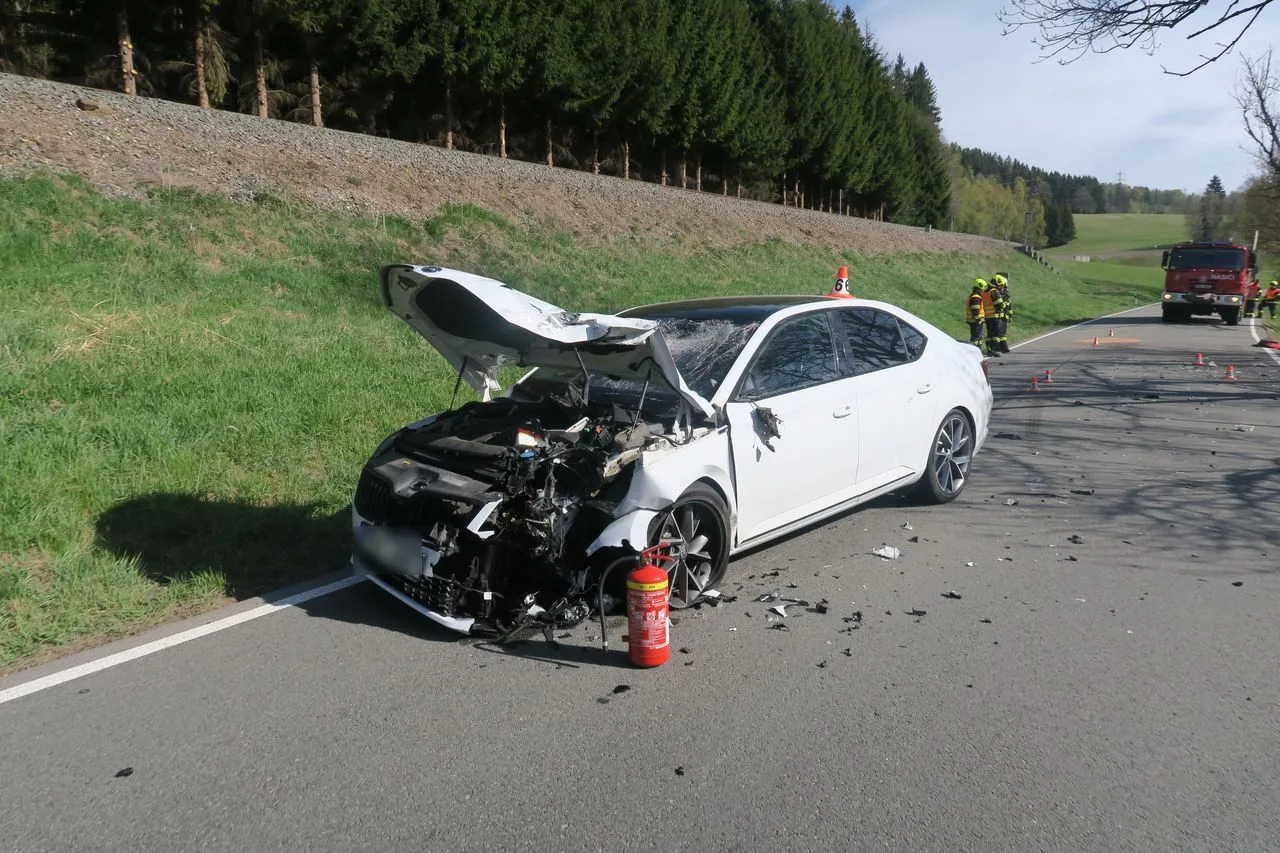 Sedmačtyřicetiletý motorkář zemřel při předjíždění u Branné. Stroj se rozpadl na kusy