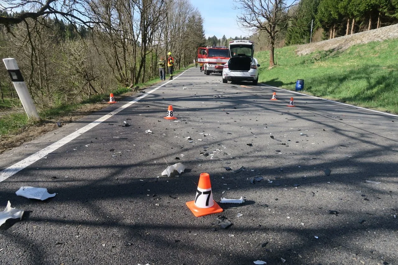 Sedmačtyřicetiletý motorkář zemřel při předjíždění u Branné. Stroj se rozpadl na kusy