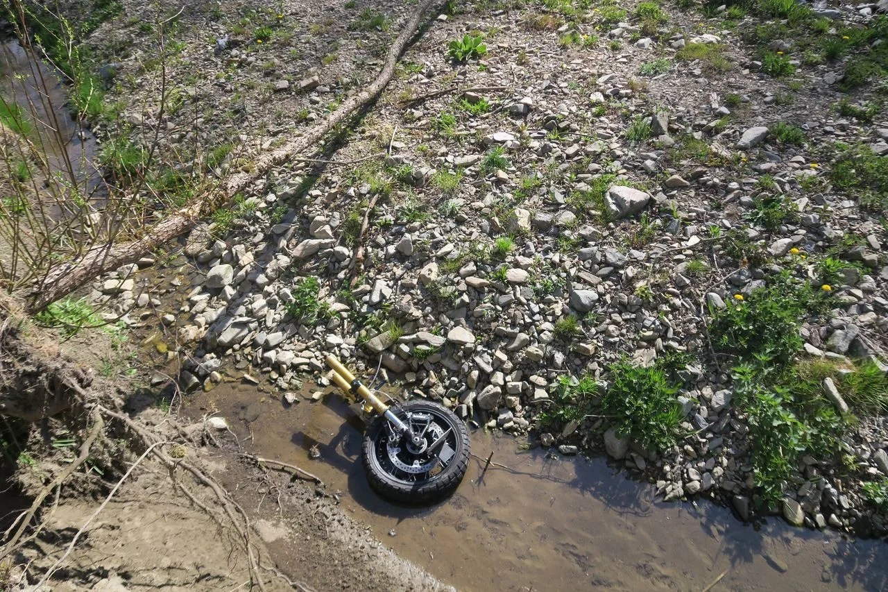 Sedmačtyřicetiletý motorkář zemřel při předjíždění u Branné. Stroj se rozpadl na kusy