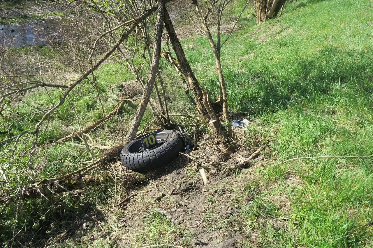 Sedmačtyřicetiletý motorkář zemřel při předjíždění u Branné. Stroj se rozpadl na kusy