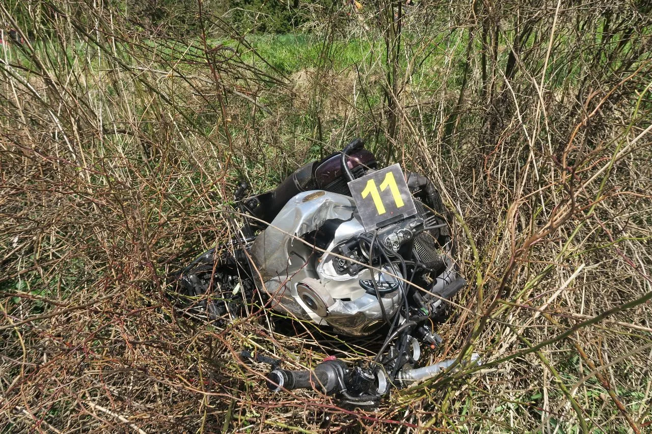 Sedmačtyřicetiletý motorkář zemřel při předjíždění u Branné. Stroj se rozpadl na kusy