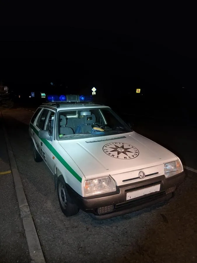 Pokuta za řízení Škody Forman v policejních barvách a s majákem. Řidič skončil v Kelčicích