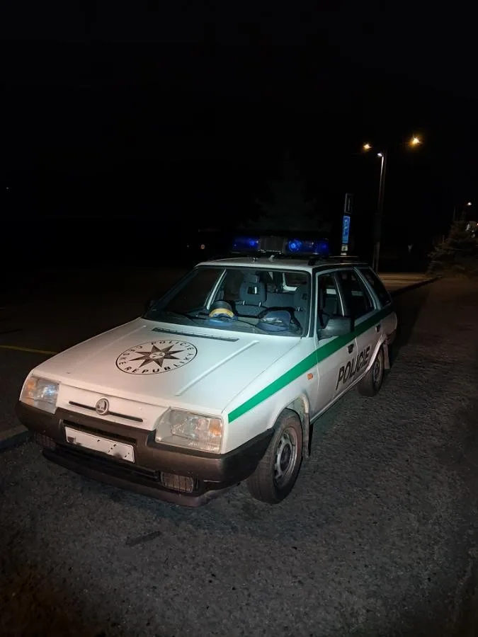 Pokuta za řízení Škody Forman v policejních barvách a s majákem. Řidič skončil v Kelčicích