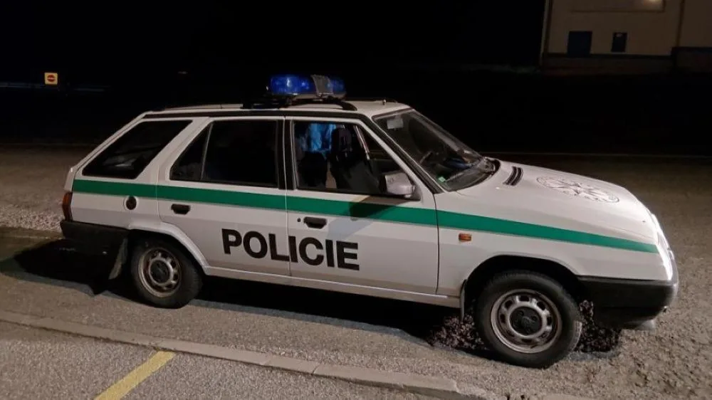 Pokuta za řízení Škody Forman v policejních barvách a s majákem. Řidič skončil v Kelčicích