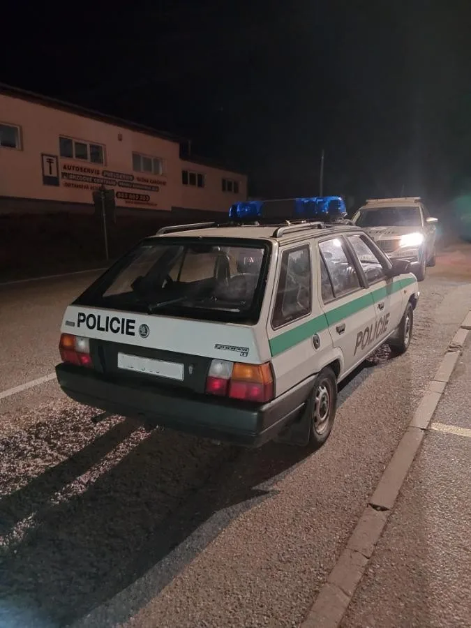 Pokuta za řízení Škody Forman v policejních barvách a s majákem. Řidič skončil v Kelčicích
