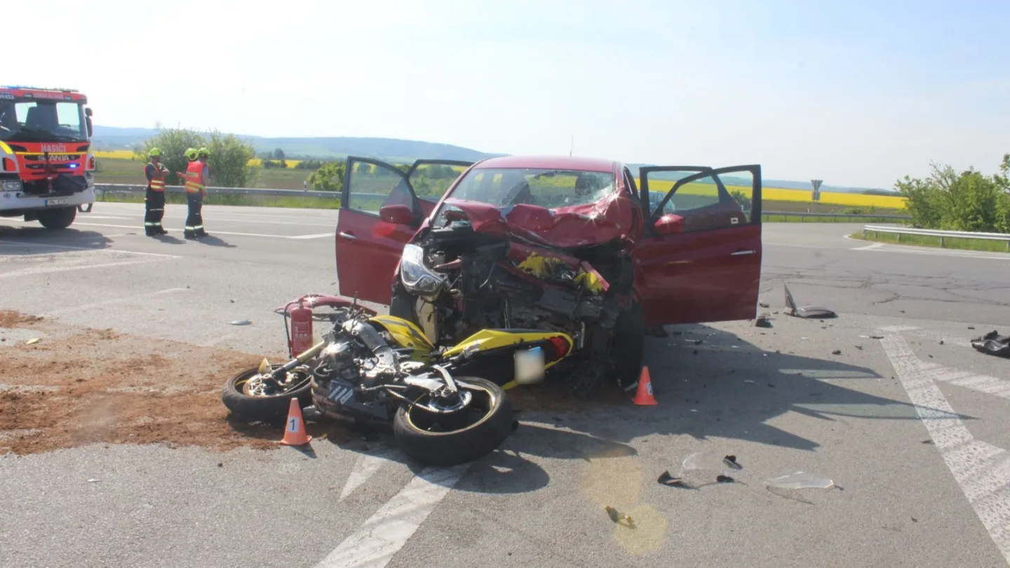 Mladý motorkář střet nepřežil. Sedmasedmdesátiletá řidička mu u Litovle nedala přednost