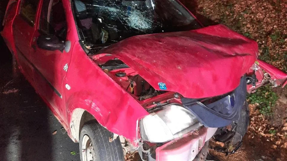 Vozidlu hrozil pád ze srázu. Na Šumpersku havaroval mladík pod vlivem drog