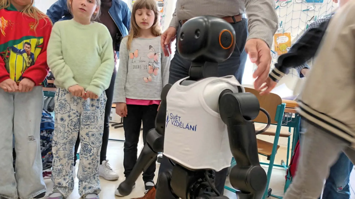 VIDEO: Robot bude učit děti, umí chodit, hrát fotbal nebo pozdravit. Začal v Prostějově
