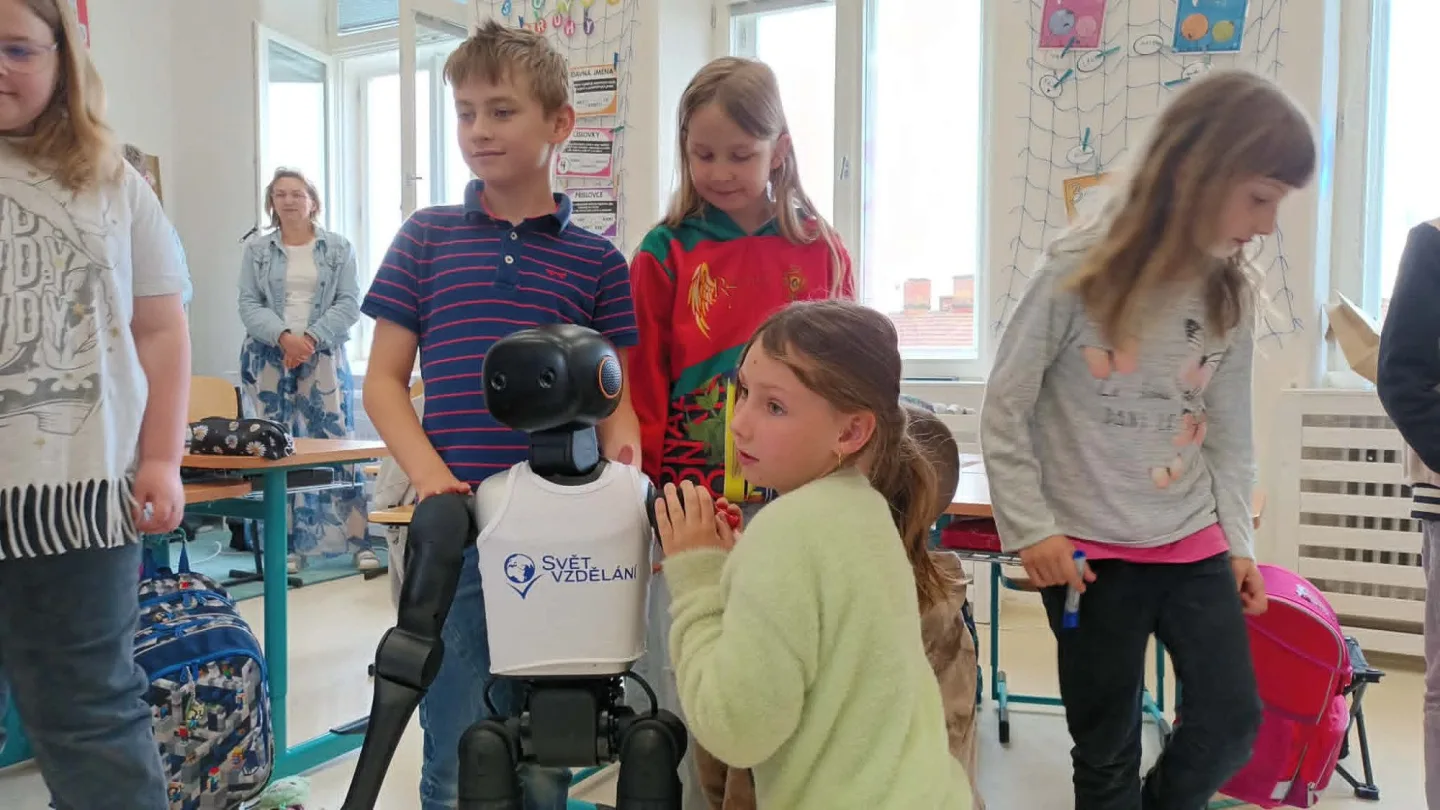 VIDEO: Robot bude učit děti, umí chodit, hrát fotbal nebo pozdravit. Začal v Prostějově