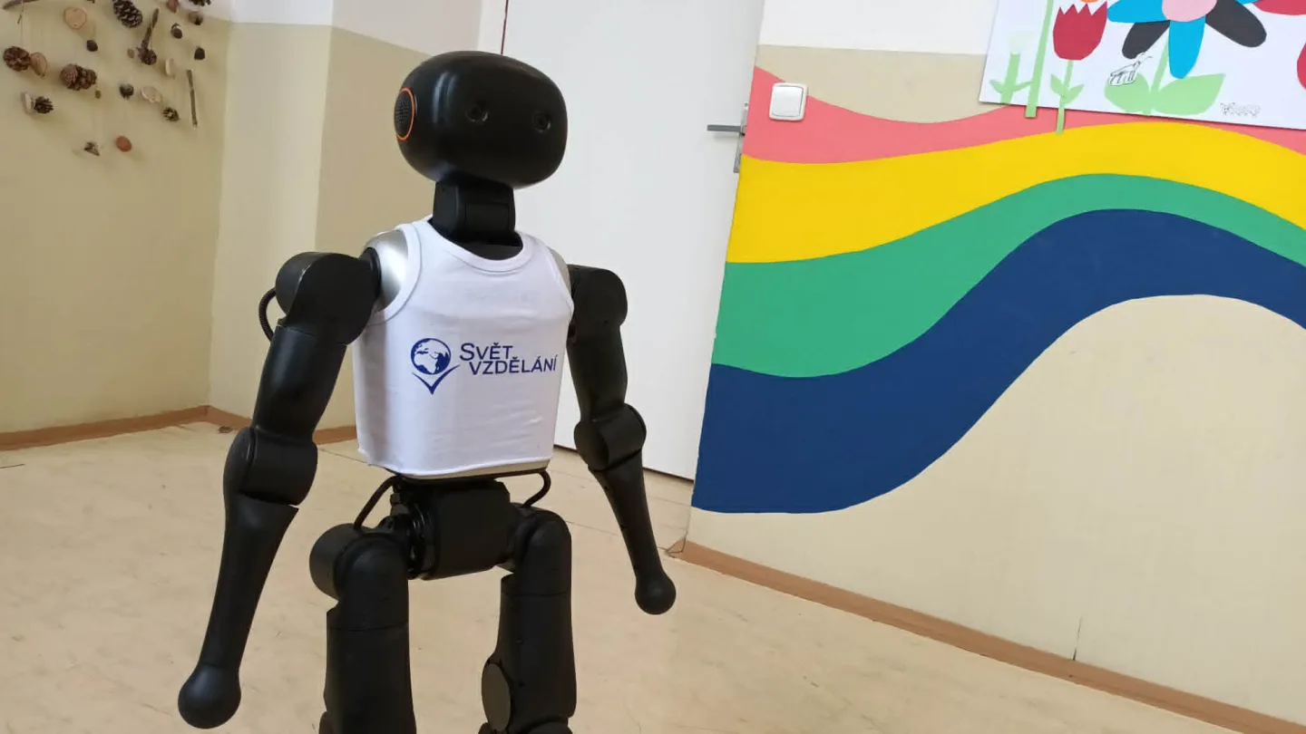 VIDEO: Robot bude učit děti, umí chodit, hrát fotbal nebo pozdravit. Začal v Prostějově